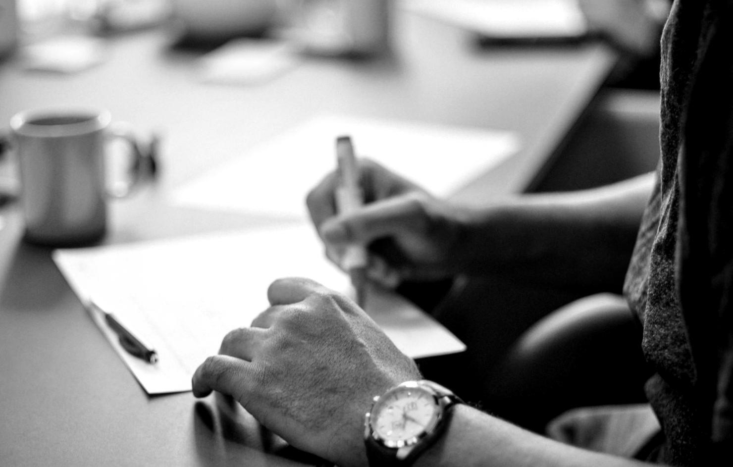 Emprendedor digital revisando métricas financieras en ordenador portátil